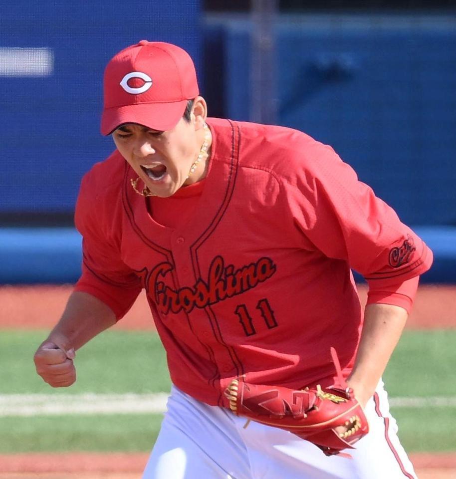 ５回ＤｅＮＡ２死満塁、牧を見逃し三振に仕留めてガッツポーズをする広島・九里＝３日、横浜スタジアム（撮影・堀内翔）