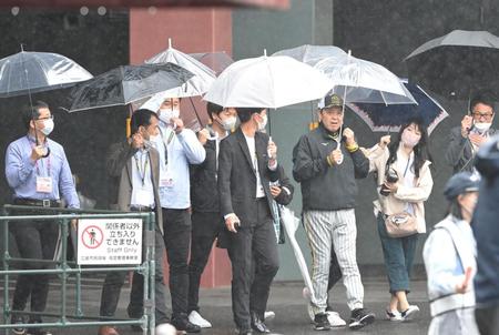 　大勢の担当記者に囲まれながら室内練習場に向かう阪神・岡田彰布監督＝６日、マツダスタジアム（撮影・高部洋祐）