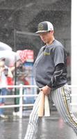 　バットをお腹に抱えて引き揚げる阪神・近本光司＝６日、マツダスタジアム（撮影・高部洋祐）