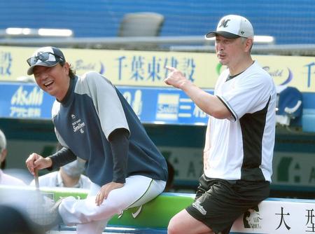 　ヤクルト時代の思い出話に花が咲いた？　ヤクルト・伊藤智仁投手コーチと談笑するロッテ・吉井理人監督＝７日、ＺＯＺＯマリン（撮影・開出牧）
