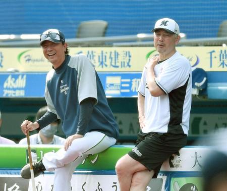 　ヤクルトの黄金期を彷彿（ほうふつ）とさせる雰囲気だ。試合前、ヤクルト・伊藤智仁投手コーチ（左）とベンチ前で談笑するロッテ・吉井理人監督＝７日、ＺＯＺＯマリン（撮影・開出牧）