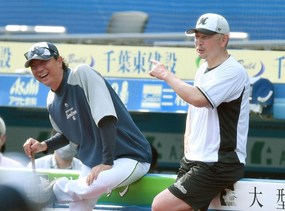 　ヤクルト時代の思い出話に花が咲いた？　ヤクルト・伊藤智仁投手コーチと談笑するロッテ・吉井理人監督＝７日、ＺＯＺＯマリン（撮影・開出牧）