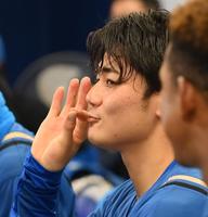 試合中断中、ＤｅＮＡ・牧秀悟が本塁打を放った際に行うポーズをまねる日本ハム・清宮幸太郎＝横浜スタジアム（撮影・伊藤笙子）