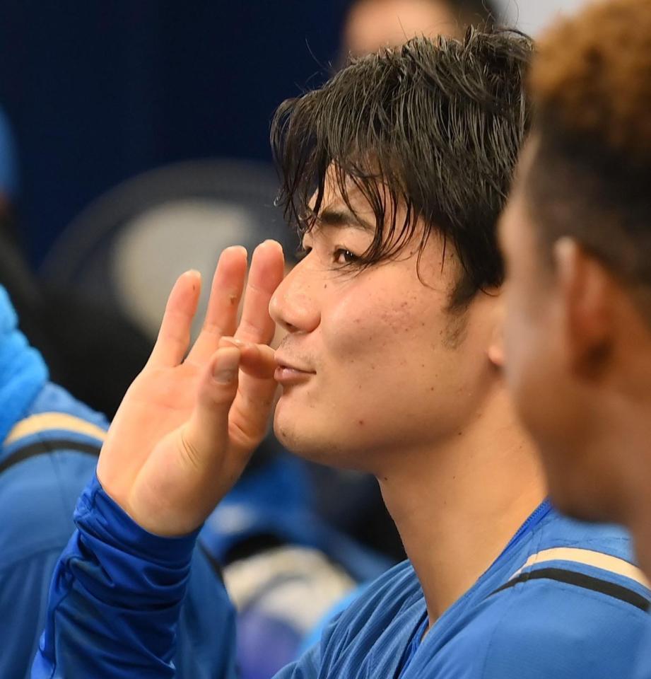 試合中断中、ＤｅＮＡ・牧秀悟が本塁打を放った際に行うポーズをまねる日本ハム・清宮幸太郎＝横浜スタジアム（撮影・伊藤笙子）