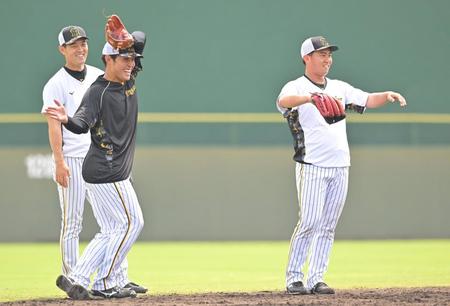 何かを訴える桐敷拓馬（右）と全力でＥ（エラー）のポーズを取る阪神・佐藤蓮（中央）。左端は阪神・望月惇志＝鳴尾浜（撮影・中田匡峻）