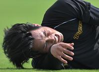 最後の球を捕り終え、グラウンドに倒れ込む阪神・佐藤蓮＝鳴尾浜（撮影・中田匡峻）