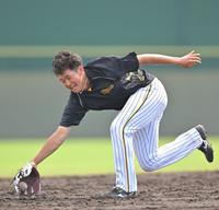 必死にボールを捕りにいく阪神・門別啓人＝鳴尾浜（撮影・中田匡峻）