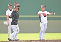 何かを訴える桐敷拓馬（右）と全力でＥ（エラー）のポーズを取る阪神・佐藤蓮（中央）。左端は阪神・望月惇志＝鳴尾浜（撮影・中田匡峻）