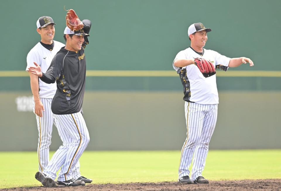 何かを訴える桐敷拓馬（右）と全力でＥ（エラー）のポーズを取る阪神・佐藤蓮（中央）。左端は阪神・望月惇志＝鳴尾浜（撮影・中田匡峻）