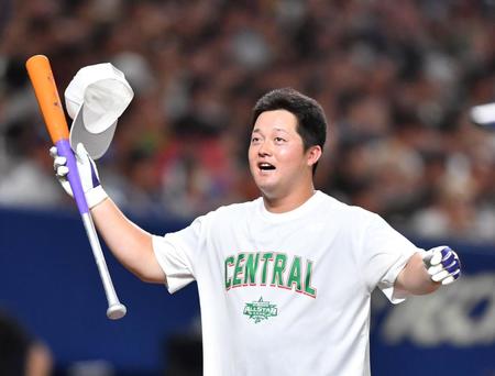 ホームランダービーを終え、スタンドに両手を挙げたＤｅＮＡ・牧秀悟＝バンテリンドームナゴヤ（撮影・中田匡峻）