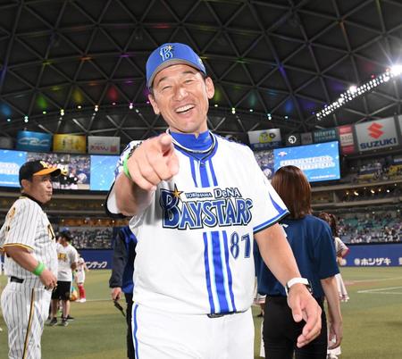 阪神・岡田彰布監督（後方）とオールスター全セのコーチとしてベンチ入りしたＤｅＮＡ・三浦大輔監督は充実の笑顔だ＝バンテリンドームナゴヤ（撮影・中田匡峻）