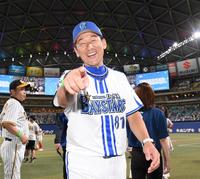 阪神・岡田彰布監督（後方）とオールスター全セのコーチとしてベンチ入りしたＤｅＮＡ・三浦大輔監督は充実の笑顔だ＝バンテリンドームナゴヤ（撮影・中田匡峻）
