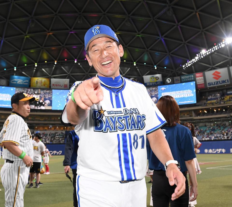 阪神・岡田彰布監督（後方）とオールスター全セのコーチとしてベンチ入りしたＤｅＮＡ・三浦大輔監督は充実の笑顔だ＝バンテリンドームナゴヤ（撮影・中田匡峻）