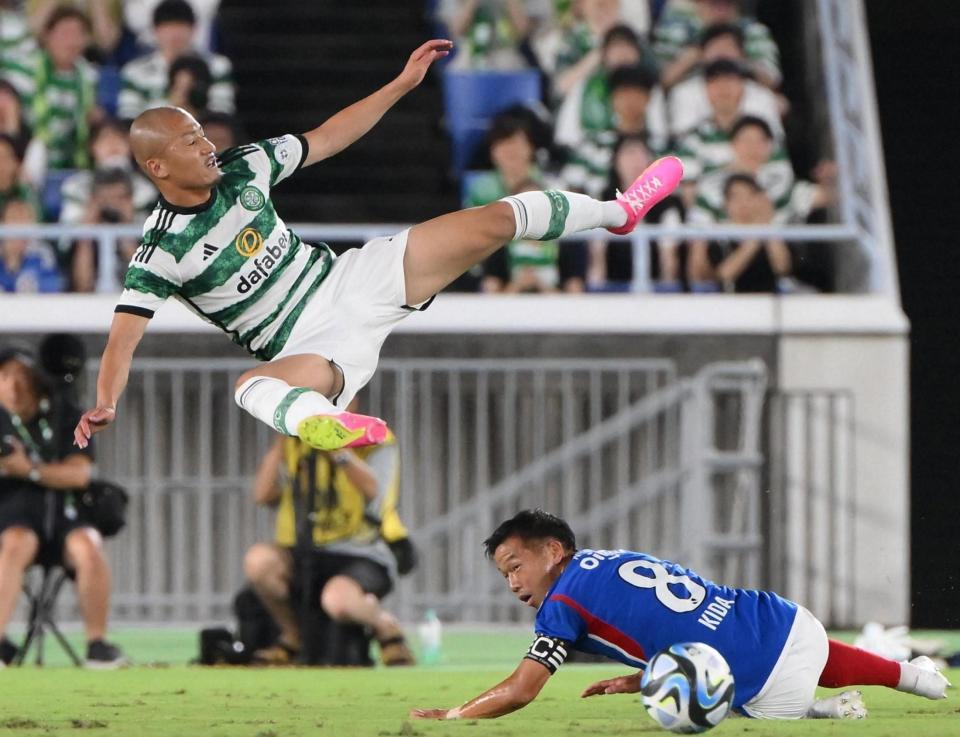 前半、横浜Ｆ・喜田拓也（下）と激しく競り合うセルティック・前田大然＝１９日、日産スタジアム（撮影・堀内翔）