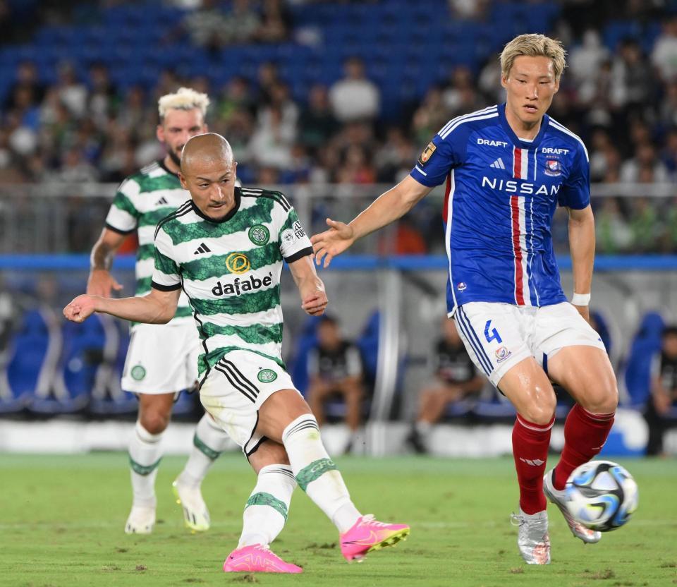 前半、ハットトリックを決めるセルティック・前田大然。右は横浜Ｆ・畠中槙之輔＝１９日、日産スタジアム（撮影・堀内翔）