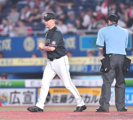 ロッテーオリックス戦の７回、審判に投手交代を告げると自らマウンドへ向かうロッテ・吉井理人監督＝９日（撮影・開出牧）