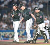 フォローを感じるスキンシップだ。オリックス戦の７回、２発の２ランを浴びた坂本（左）に自らマウンドへ行き直接交代を告げ、右手で優しく尻をたたく吉井監督（中央）＝９日（撮影・開出牧）