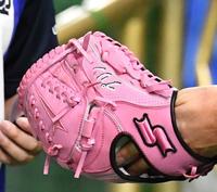 「プリン」と刺しゅうが入ったＤｅＮＡ・バウアーのグラブ（撮影・佐々木彰尚）