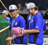 ＤｅＮＡ　トレバー・バウアーの「プリン」と刺繍が入ったグラブを見て笑顔がこぼれる三浦大輔監督＝東京ドーム（撮影・佐々木彰尚）