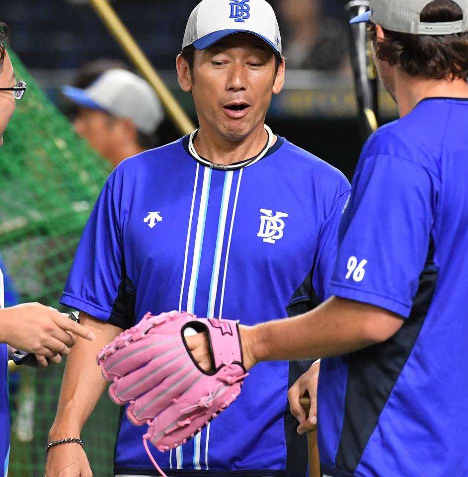 ＤｅＮＡ・バウアーのグラブを見て驚く三浦大輔監督＝東京ドーム（撮影・佐々木彰尚）