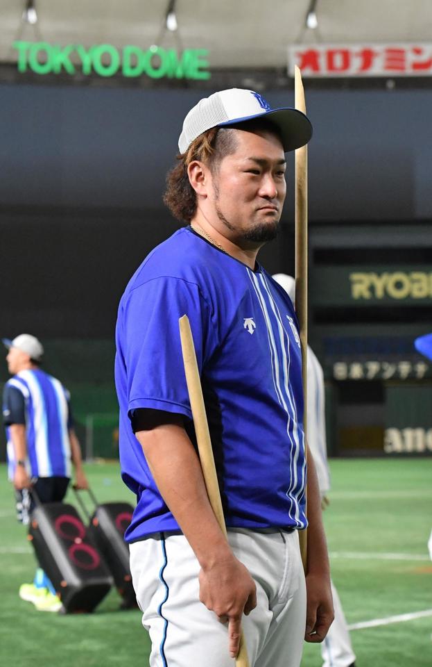 ストレッチで使用していた木製の棒を折ってしまい、途方に暮れるＤｅＮＡ・戸柱恭孝＝東京ドーム（撮影・佐々木彰尚）