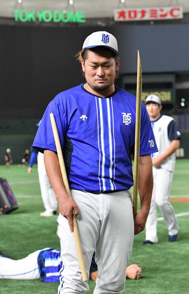 ストレッチで使用していた木製の棒を折り、途方に暮れるＤｅＮＡ・戸柱恭孝＝東京ドーム（撮影・佐々木彰尚）