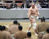 疲れ果て、土俵にひざまずく霧島（左）に早く立つよう催促する照ノ富士＝２日、両国国技館（撮影・棚橋慶太）