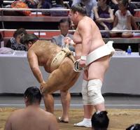 まわしを引っ張り、霧島（左）を立ち上がらせる照ノ富士＝２日、両国国技館（撮影・棚橋慶太）