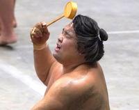 桶から力水を汲み、顔にかける霧島＝２日、両国国技館（撮影・棚橋慶太）