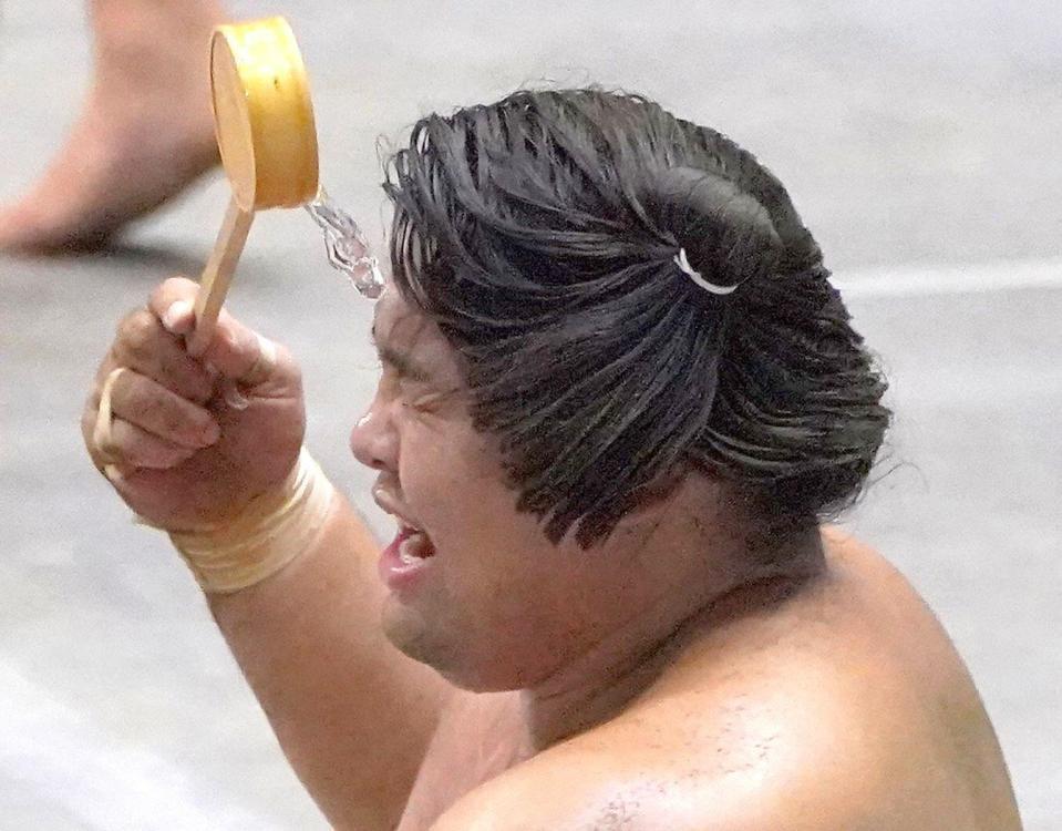 おけから力水をくみ、顔にかける霧島＝２日、両国国技館（撮影・棚橋慶太）