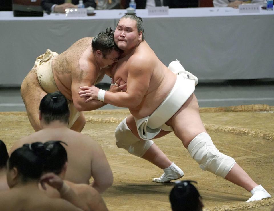 ぶつかりげいこで霧島（左）に胸を出す照ノ富士＝２日、両国国技館（撮影・棚橋慶太）