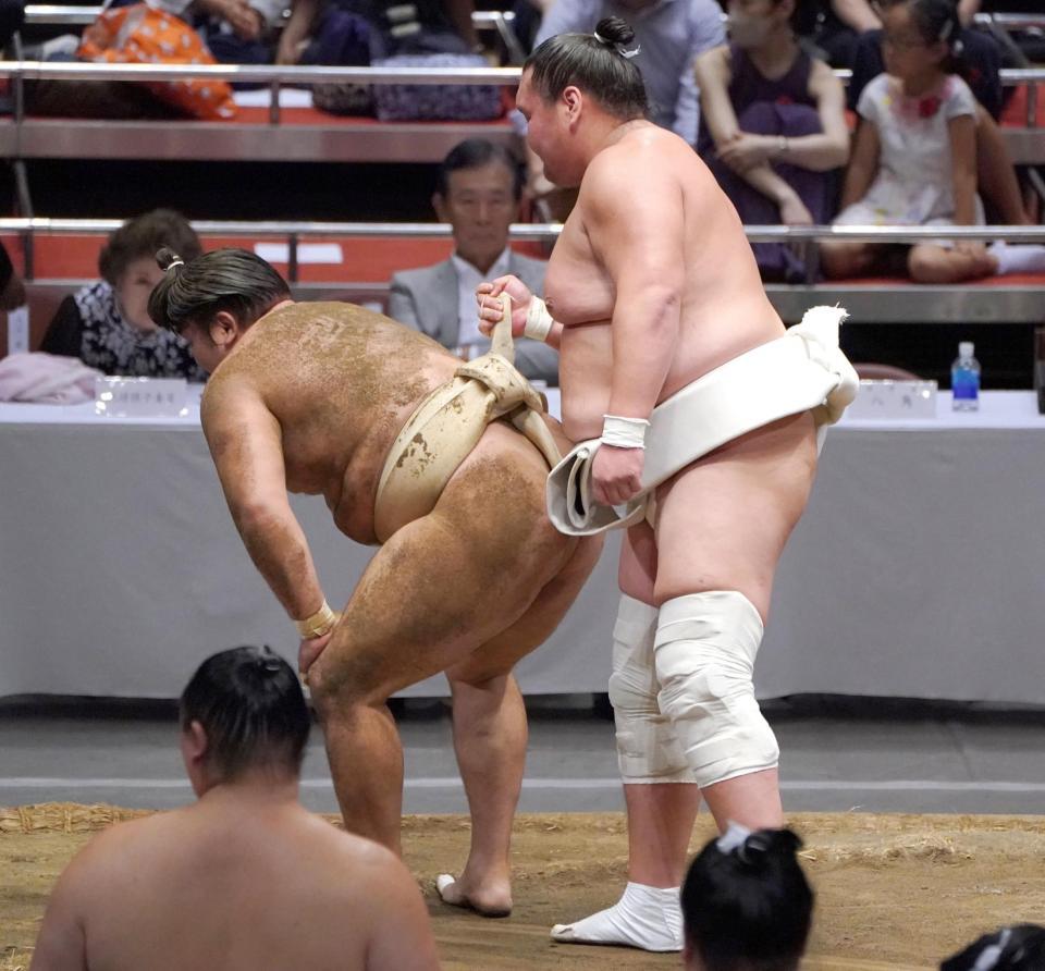 まわしを引っ張り、霧島（左）を立ち上がらせる照ノ富士＝２日、両国国技館（撮影・棚橋慶太）