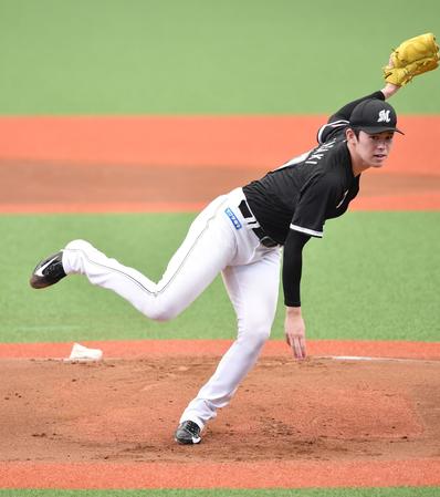 初めてのマウンドで投球バランスを崩すロッテ・佐々木朗希＝１７日、ベルーナドーム（撮影・開出牧）