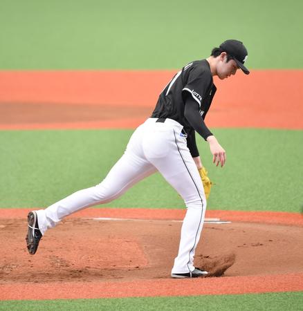 投げ終わると一塁側へ大きく体が流れたロッテ・佐々木朗希＝ベルーナドーム（撮影・開出牧）