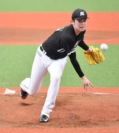 珍しい光景だ。１回西武無死、先頭打者の岸への２球目の投球でバランスを崩すロッテ・佐々木朗希＝１７日、ベルーナドーム（撮影・開出牧）