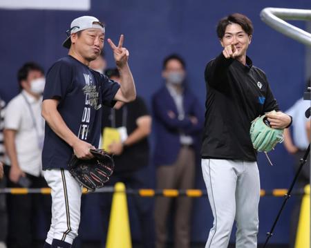 　「ほら、監督、カメラマンが狙ってますよ」と上沢がレンズを指さすと中嶋監督（左）もお茶目にピースサイン（撮影・坂部計介）