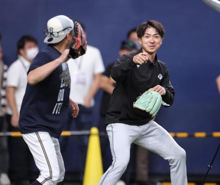 　試合前、あいさつする上沢（右）に襲いかかる中嶋監督（撮影・坂部計介）