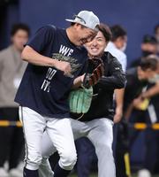 　中嶋監督（左）が気を許した隙に反撃に出る上沢（撮影・坂部計介）