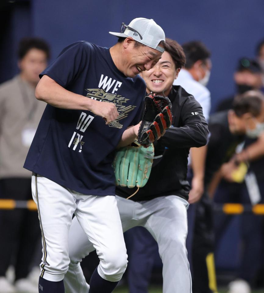 　中嶋監督（左）が気を許した隙に反撃に出る上沢（撮影・坂部計介）