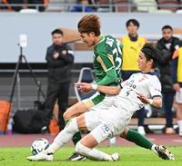 　後半、清水・高橋祐治（右）と競り合ってＰＫを獲得した東京Ｖ・染野唯月＝１２月２日（撮影・堀内翔）