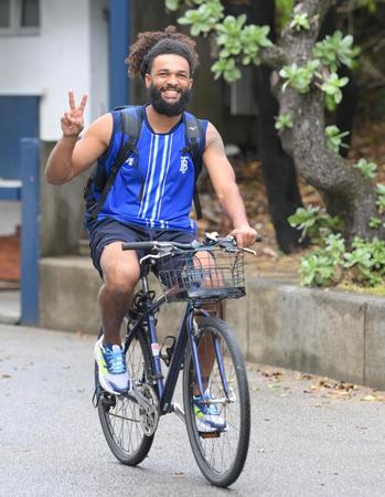 自転車に乗り、笑顔を見せるＤｅＮＡ・アンドレ・ジャクソン＝４日、ユニオンですからスタジアム宜野湾（撮影・伊藤笙子）