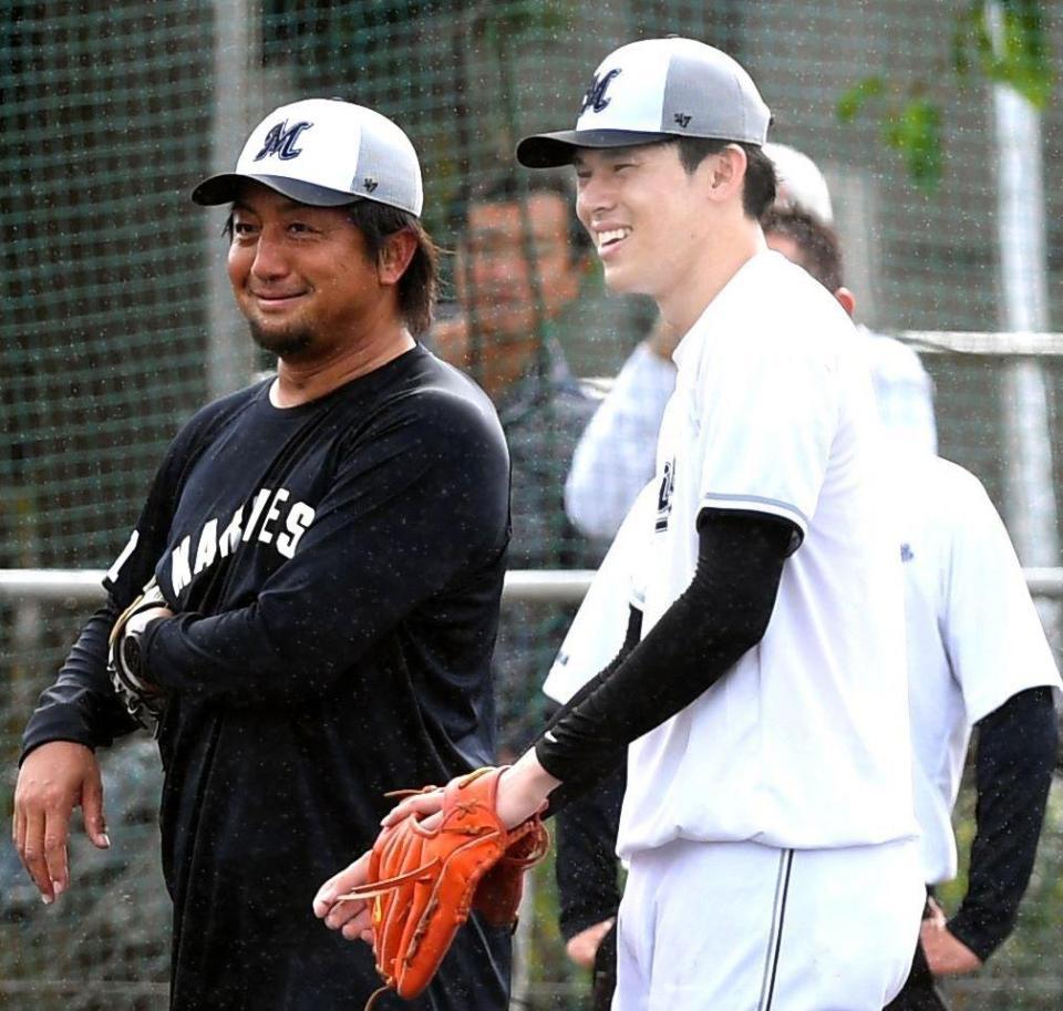 ノックの順番を待つ間に談笑するロッテ・佐々木朗希（右）と沢村拓一＝５日、石垣市中央運動公園野球場（撮影・棚橋慶太）