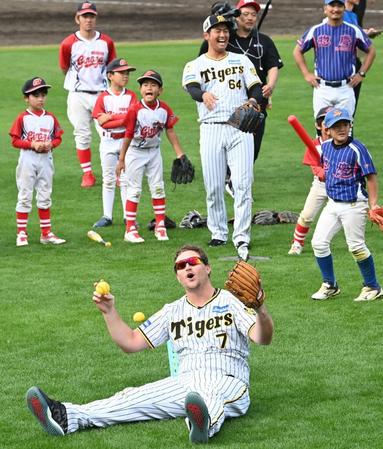 野球教室で大ハッスルのノイジー（撮影・田中太一）