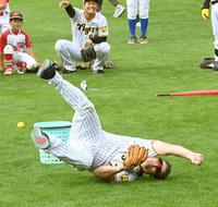 野球教室で大ハッスルのノイジー（撮影・田中太一）