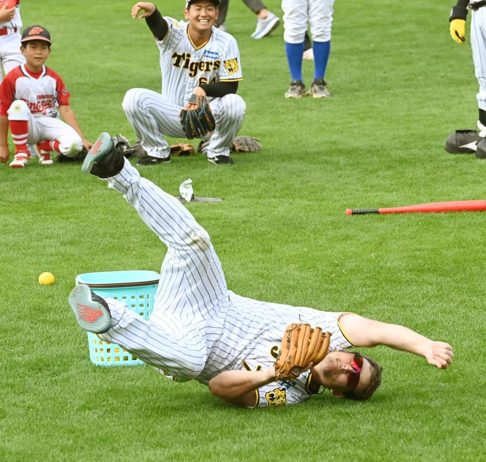 野球教室で大ハッスルのノイジー（撮影・田中太一）