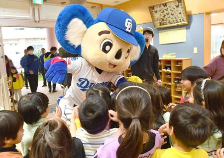 ドアラがキャンプ地の小学校を訪問　北谷町のイメージキャラクタ「ちーたん」人気に脱帽