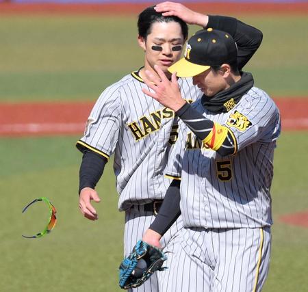 ５回、強風でサングラスを飛ばされる阪神・近本光司。後方は中野＝ＺＯＺＯマリン（撮影・堀内翔）