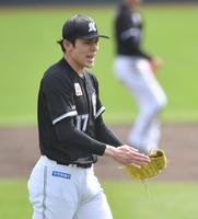 東北のファンを泣かせるパフォーマンスだ！２回楽天無死一塁、鈴木大地を二ゴロ併殺に打ち取りグラブをたたくロッテ・佐々木朗希＝１４日、楽天モバイルパーク宮城（撮影・開出牧）