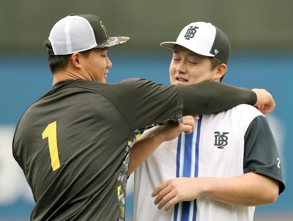 　牧に（右）にラリアットを見舞う森下＝２３日、横浜スタジアム（撮影・田中太一）