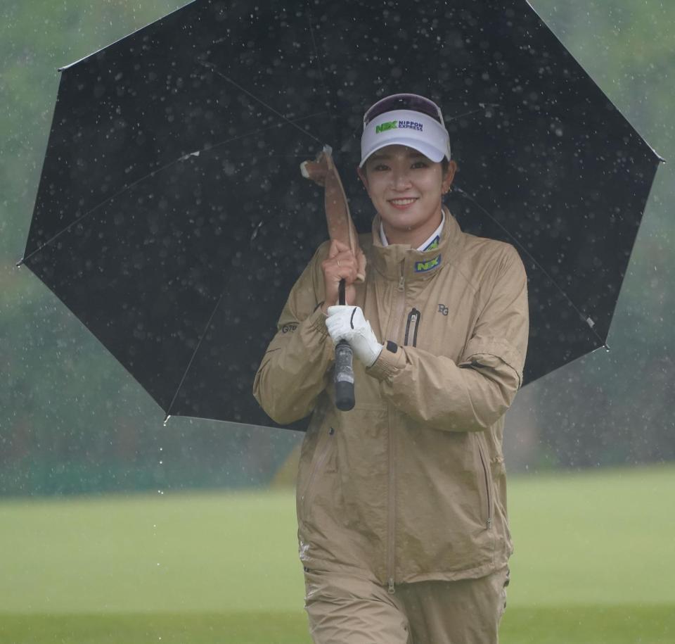 水もしたたる…。雨の中、プロアマを笑顔で盛り上げる原英莉花＝茨城ＧＣ（撮影・開出牧）